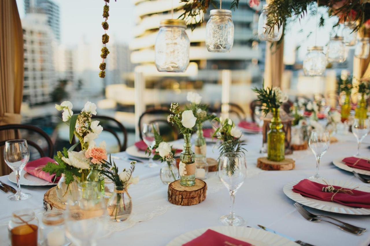 Sofitel Gold Coast Broadbeach Exterior foto Wedding reception at the rooftop of the Hotel Indigo San Diego
